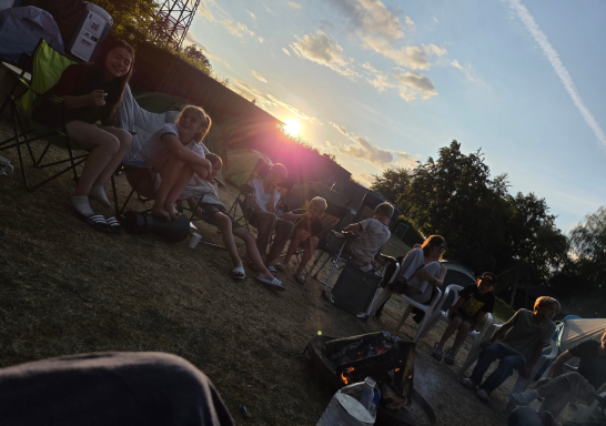 Alle warten aufs Lagerfeuer